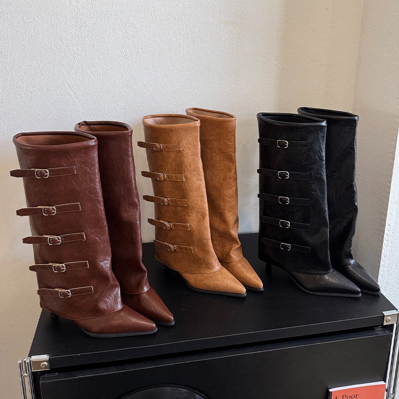 Leather Classic Strap - 新作の秋冬用、つま先が尖ったレディースブーツ。ファッション性の高いPU素材を使用し、様々なスタイルに合わせやすいハイヒールのニーハイブーツ。レトロなベルトバックルがアクセント。モデル番号：326。